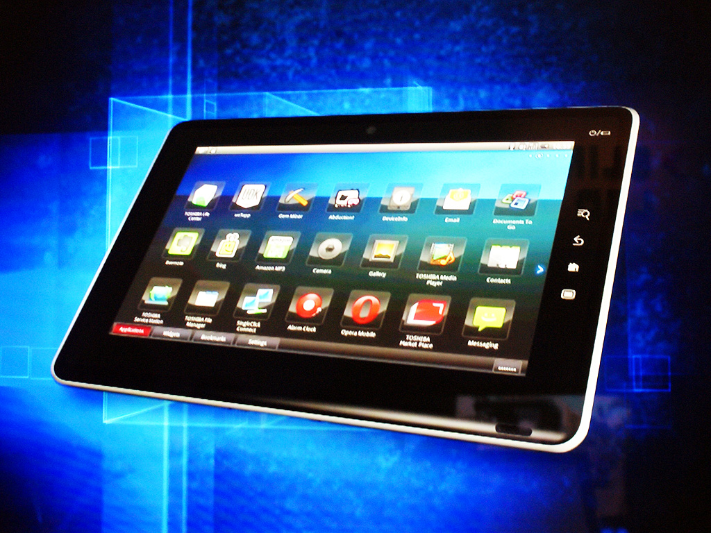 Купить планшет интернет магазины москва. Toshiba Folio 100. Tablet PC T Pad планшет. X103 планшет. Рабочий с планшетом.